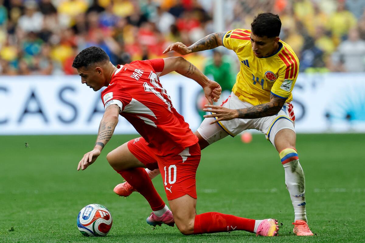 VANCOUVER (Canada), 07/07/2026.- Switzerland's Granit Xhaka (L) in action against Colombia's Gustavo Puerta during the FIFA World Cup 2026 Round of 16 match Switzerland against Colombia, in Vancouver, Canada, 07 July 2026. (Suiza) EFE/EPA/PETER KLAUNZER