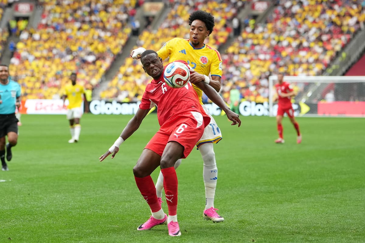 VANCOUVER (Canada), 07/07/2026.- Denis Zakaria of Switzerland (L) in action against Johan Mojica of Colombia (R) during the FIFA World Cup 2026 Round of 16 match Switzerland against Colombia, in Vancouver, Canada, 07 July 2026. (Suiza) EFE/EPA/BOB FRID