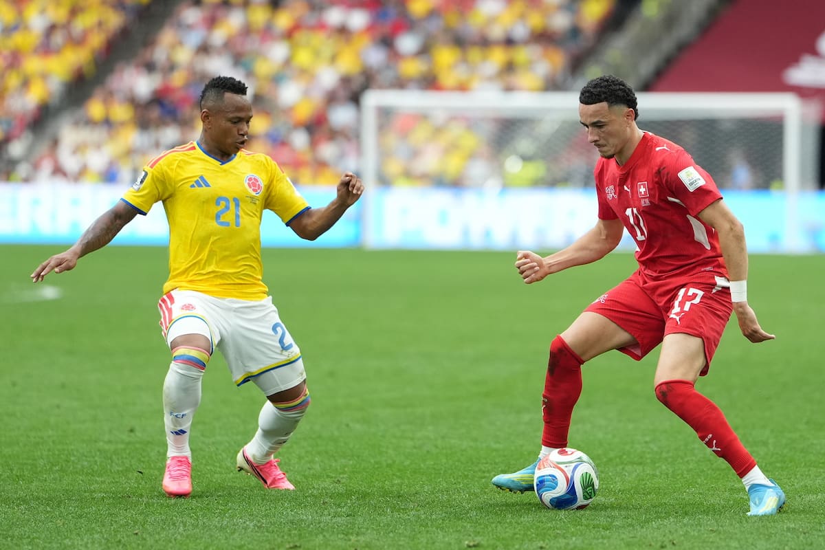 VANCOUVER (Canada), 08/07/2026.- Jaminton Campaz of Colombia (L) in action against Ruben Vargas of Switzerland (R) during the FIFA World Cup 2026 Round of 16 match Switzerland against Colombia, in Vancouver, Canada, 07 July 2026. (Suiza) EFE/EPA/BOB FRID