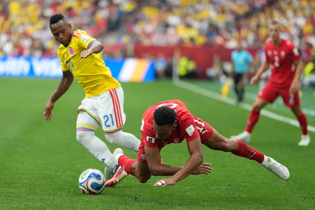 VANCOUVER (Canada), 07/07/2026.- Jaminton Campaz of Colombia (L) in action against Dan Ndoye of Switzerland (R) during the FIFA World Cup 2026 Round of 16 match Switzerland against Colombia, in Vancouver, Canada, 07 July 2026. (Suiza) EFE/EPA/BOB FRID