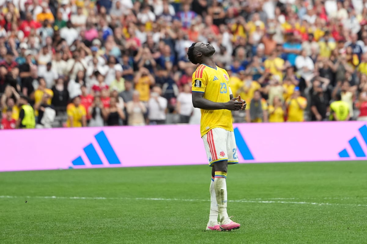 VANCOUVER (Canada), 08/07/2026.- Davinson Sanchez of Colombia misses his kick during the penalty shoot-out of the FIFA World Cup 2026 Round of 16 match Switzerland against Colombia, in Vancouver, Canada, 07 July 2026. (Suiza) EFE/EPA/BOB FRID