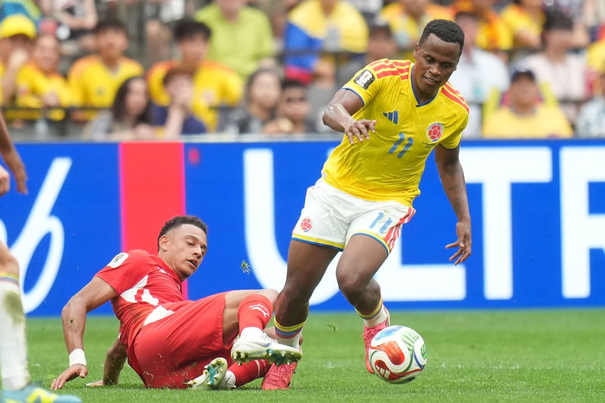 VANCOUVER (Canada), 07/07/2026.- Ruben Vargas of Switzerland (L) in action against Jhon Arias of Colombia (R) during the FIFA World Cup 2026 Round of 16 match Switzerland against Colombia, in Vancouver, Canada, 07 July 2026. (Suiza) EFE/EPA/BOB FRID