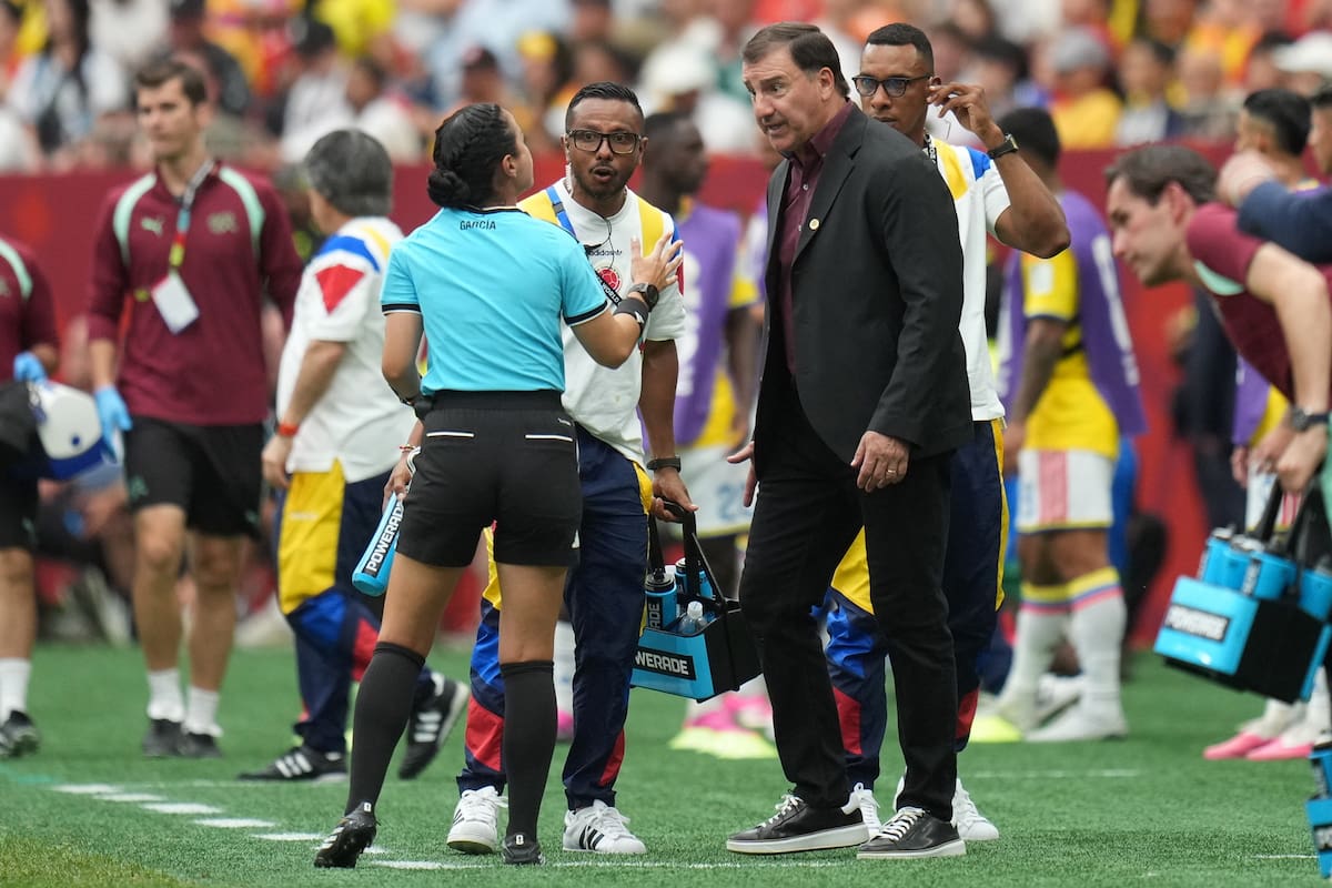 VANCOUVER (Canada), 07/07/2026.- The fourht official Katia Garcia (L) talks with Colombia's head coach Nestor Lorenzo during the FIFA World Cup 2026 Round of 16 match Switzerland against Colombia, in Vancouver, Canada, 07 July 2026. (Suiza) EFE/EPA/BOB FRID