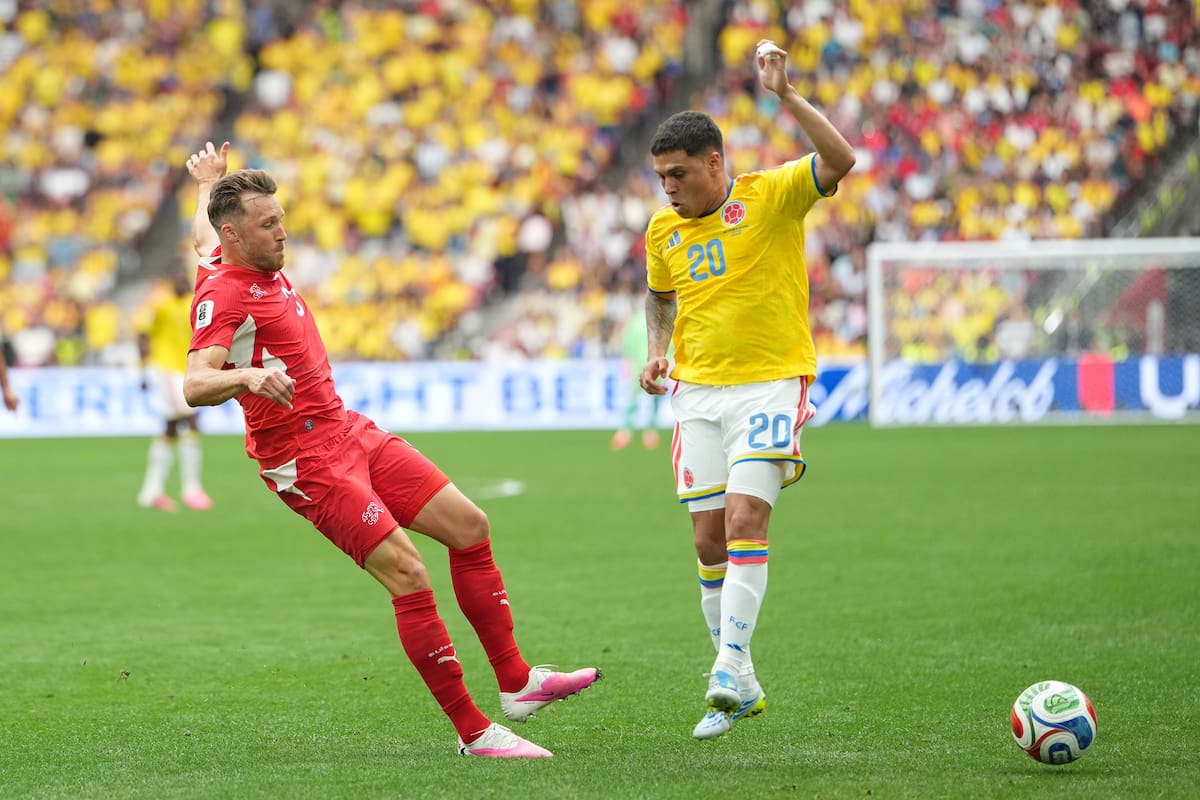 VANCOUVER (Canada), 08/07/2026.- Silvan Widmer of Switzerland (L) in action against Juan Fernando Quintero of Colombia (R) during the FIFA World Cup 2026 Round of 16 match Switzerland against Colombia, in Vancouver, Canada, 07 July 2026. (Suiza) EFE/EPA/BOB FRID
