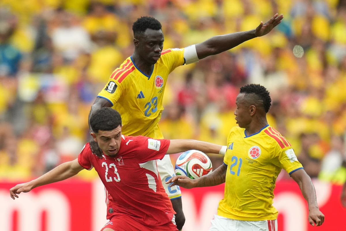 VANCOUVER (Canada), 08/07/2026.- Zeki Amdouni of Switzerland (L), Davinson Sanchez of Colombia (C) and Jaminton Campaz of Colombia (R) in action during the FIFA World Cup 2026 Round of 16 match Switzerland against Colombia, in Vancouver, Canada, 07 July 2026. (Suiza) EFE/EPA/BOB FRID