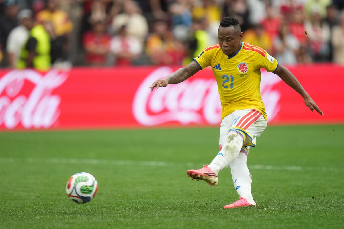VANCOUVER (Canada), 08/07/2026.- Jaminton Campaz of Colombia scores his kick during the penalty shoot-out of the FIFA World Cup 2026 Round of 16 match Switzerland against Colombia, in Vancouver, Canada, 07 July 2026. (Suiza) EFE/EPA/BOB FRID