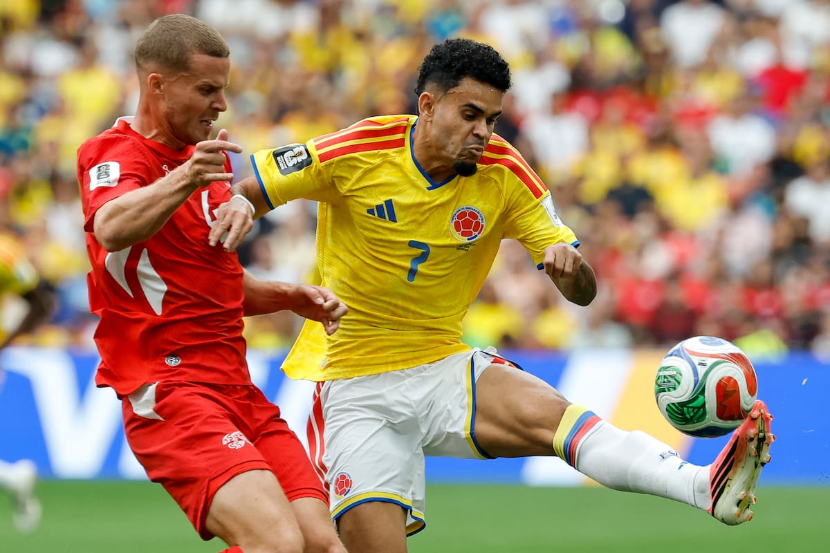 VANCOUVER (Canada), 07/07/2026.- Switzerland's Nico Elvedi (L) in action against Colombia's Luis Diaz (R) during the FIFA World Cup 2026 Round of 16 match Switzerland against Colombia, in Vancouver, Canada, 07 July 2026. (Suiza) EFE/EPA/PETER KLAUNZER