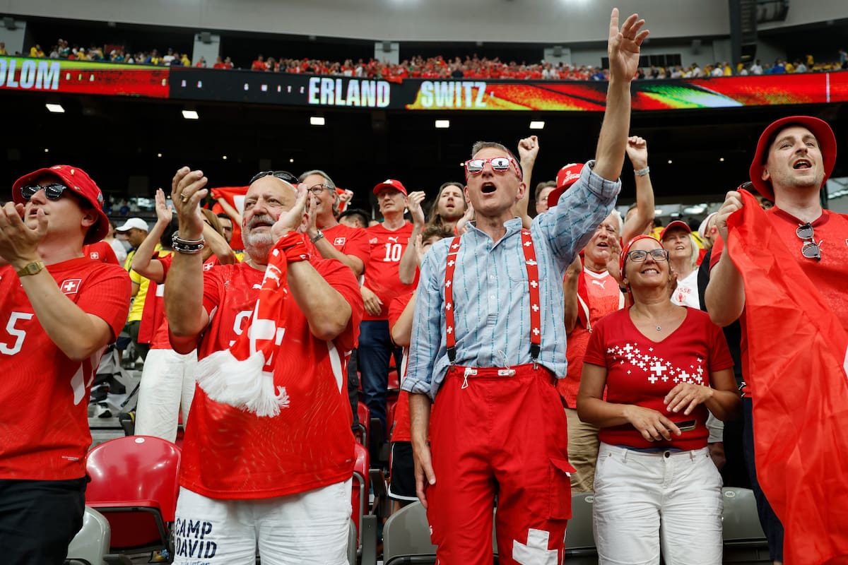 VANCOUVER (Canada), 07/07/2026.- Supporters of Switzerland celebrate after winning of the FIFA World Cup 2026 Round of 16 match Switzerland against Colombia, in Vancouver, Canada, 07 July 2026. (Suiza) EFE/EPA/PETER KLAUNZER