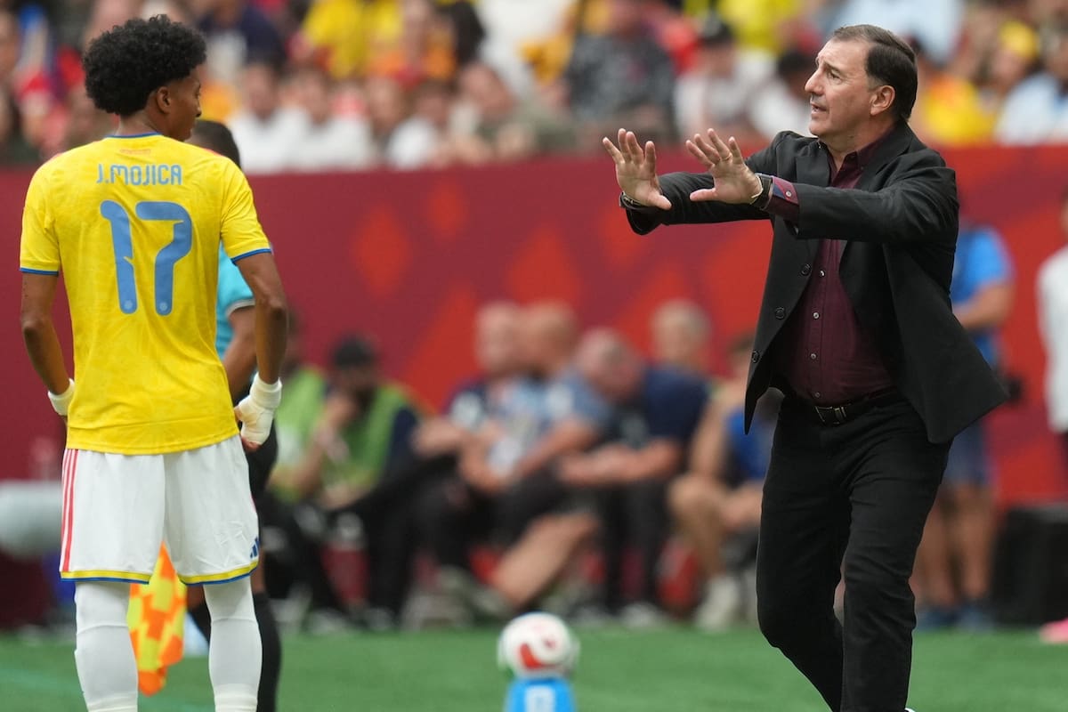 VANCOUVER (Canada), 07/07/2026.- Colombia's head coach Nestor Lorenzo gestures during the FIFA World Cup 2026 Round of 16 match Switzerland against Colombia, in Vancouver, Canada, 07 July 2026. (Suiza) EFE/EPA/BOB FRID