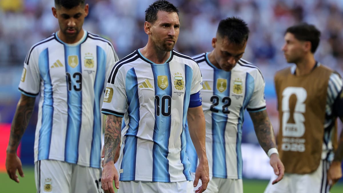 MIAMI (United States), 04/07/2026.- Lionel Messi of Argentina and teammates leave the pitch at half time during the FIFA World Cup 2026 Round of 32 match Argentina against Cape Verde, in Miami, Florida, USA, 03 July 2026. (Cabo Verde) EFE/EPA/CRISTOBAL HERRERA-ULASHKEVICH