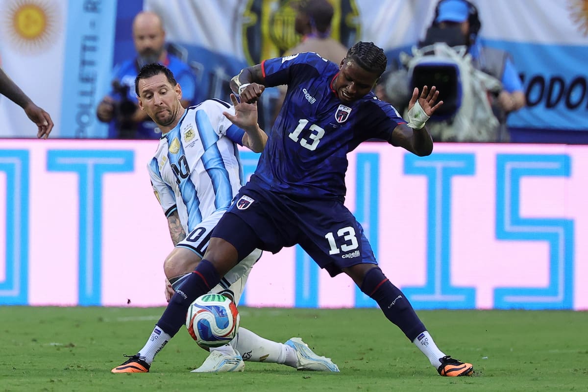 MIAMI (United States), 04/07/2026.- Lionel Messi of Argentina (L) in action against Sidny Lopes Cabral of Cape Verde (R) during the FIFA World Cup 2026 Round of 32 match Argentina against Cape Verde, in Miami, Florida, USA, 03 July 2026. (Cabo Verde) EFE/EPA/CRISTOBAL HERRERA-ULASHKEVICH