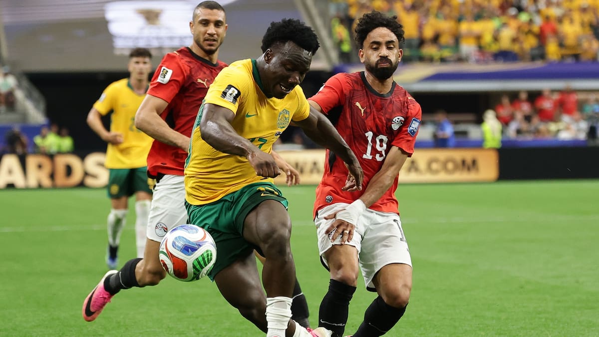 DALLAS (United States), 03/07/2026.- Marawan Attia (R) of Egypt in action against Nestory Irankunda of Australia during the FIFA World Cup 2026 Round of 32 match Australia against Egypt, in Dallas, USA, 03 July 2026. (Egipto) EFE/EPA/CHRISTOPHER NEUNDORF