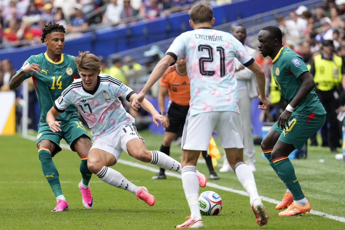 SEATTLE (United States), 01/07/2026.- Charles De Ketelaere of Belgium (C) in action against Ismail Jakobs (L) and Sadio Mane (R) of Senegal during the FIFA World Cup 2026 Round of 32 match Belgium against Senegal, in Seattle, Washington, USA, 01 July 2026. (Bélgica) EFE/EPA/STEPHEN BRASHEAR