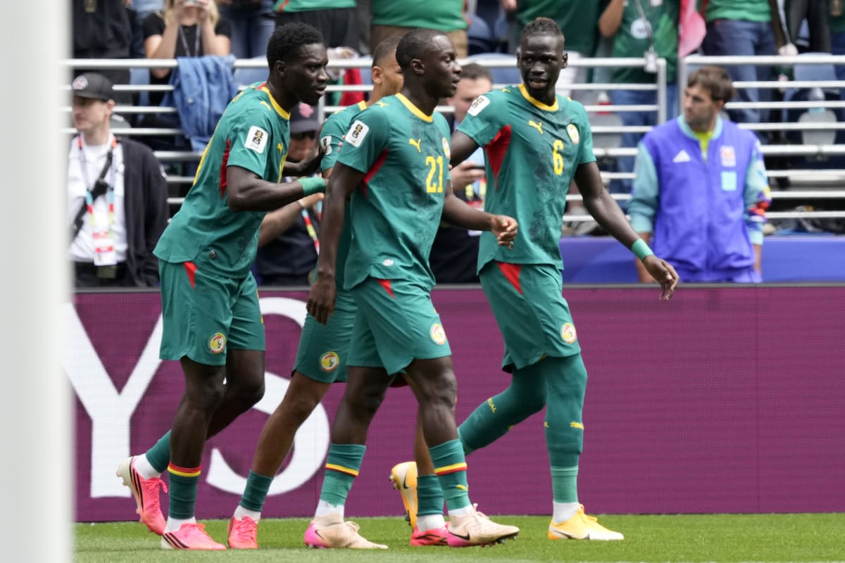 SEATTLE (United States), 01/07/2026.- Habib Diarra of Senegal (C) celebrates with his teammates after scoring the 0-1 goal during the FIFA World Cup 2026 Round of 32 match Belgium against Senegal, in Seattle, Washington, USA, 01 July 2026. (Bélgica) EFE/EPA/STEPHEN BRASHEAR