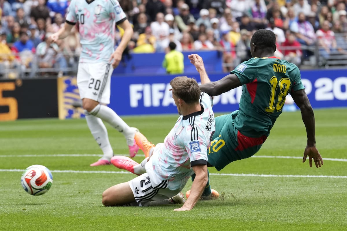 SEATTLE (United States), 01/07/2026.- Timothy Castagne of Belgium (L) in action against Sadio Mane of Senegal (R) during the FIFA World Cup 2026 Round of 32 match Belgium against Senegal, in Seattle, Washington, USA, 01 July 2026. (Bélgica) EFE/EPA/STEPHEN BRASHEAR