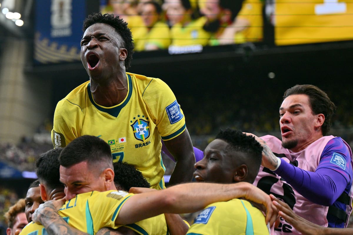 HOUSTON (United States), 29/06/2026.- Vinicius Junior (up) of Brazil celebrates with teammates the 2-1 goal during the FIFA World Cup 2026 Round of 32 match Brazil against Japan, in Houston, USA, 29 June 2026. (Brasil, Japón) EFE/EPA/SAM WASSON