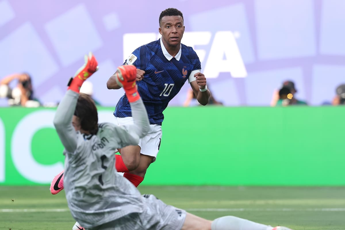 EAST RUTHERFORD (United States), 01/07/2026.- Kylian Mbappe of France scores his second goal during the FIFA World Cup 2026 Round of 32 match France against Sweden, in New Jersey, USA, 30 June 2026. (Francia, Suecia) EFE/EPA/SARAH YENESEL