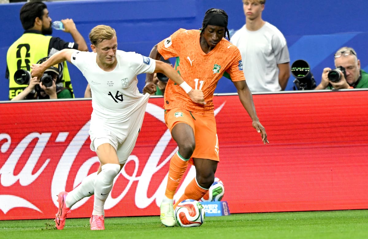 DALLAS (United States), 30/06/2026.- Yan Diomande (R) of Ivory Coast and Marcus Holmgren Pedersen of Norway in action during the FIFA World Cup 2026 Round of 32 match Ivory Coast against Norway, in Dallas, USA, 30 June 2026. (Costa de Marfil, Noruega) EFE/EPA/ALBERT PENA