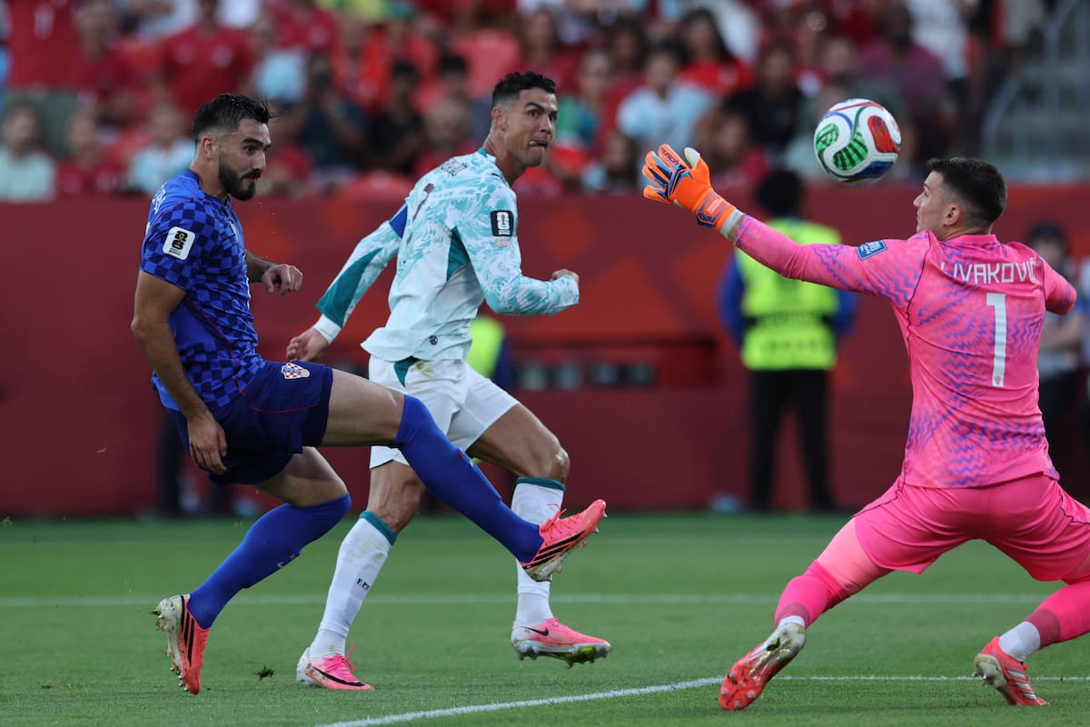 Palm Beach (United States), 02/07/2026.- Portugal's Cristiano Ronaldo (C) scores a goal that was later disalowed against Croatia's goalkeeper Dominik Livakovic (R) during the FIFA World Cup 2026 Round of 32 match Portugal against Croatia, in Toronto, Canada, 02 July 2026. (Croacia) EFE/EPA/MIGUEL A. LOPES