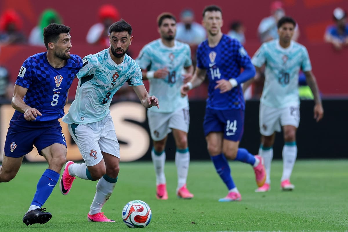 Palm Beach (United States), 02/07/2026.- Portugal's Bruno Fernandes (R) in action against Croatia's Mateo Kovacic (L) during the FIFA World Cup 2026 Round of 32 match Portugal against Croatia, in Toronto, Canada, 02 July 2026. (Croacia) EFE/EPA/MIGUEL A. LOPES