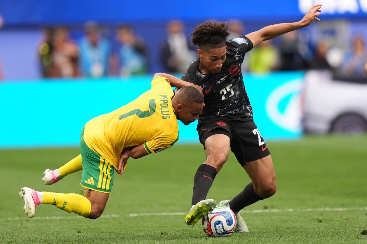 LOS ANGELES (United States), 28/06/2026.- Oswin Appollis (L) of South Africa in action against Nathan Saliba of Canada during the FIFA World Cup 2026 Round of 32 match South Africa against Canada, in Los Angeles, USA, 28 June 2026. (Sudáfrica) EFE/EPA/SCOTT STRAZZANTE