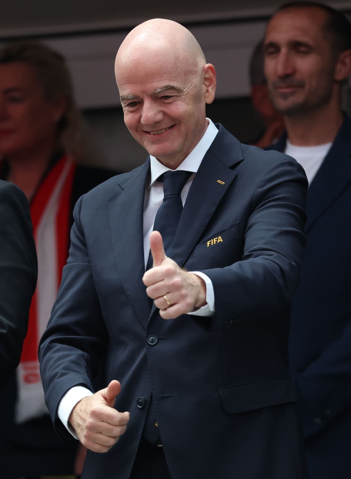 INGLEWOOD (United States), 02/07/2026.- FIFA President Gianni Infantino (C) thumbs up from the balcony prior the FIFA World Cup 2026 Round of 32 match Spain against Austria, in Los Angeles, USA, 02 July 2026. (España) EFE/EPA/CHRISTOPHER TORRES