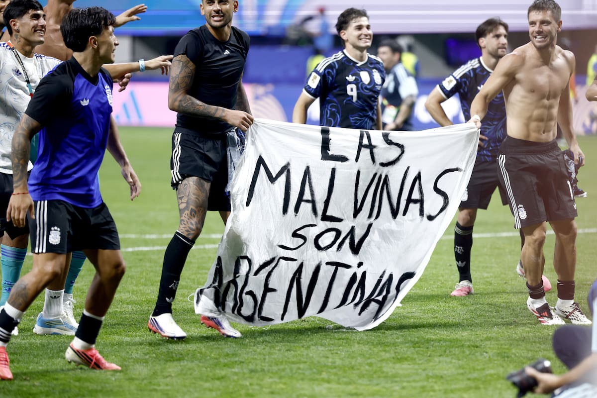 ATLANTA (United States), 16/07/2026.- Players of Argentina hold a banner reading 'The Falkland Islands are Argentine' as they celebrate their victory in the FIFA World Cup 2026 semifinals match England against Argentina, in Atlanta, USA, 15 July 2026. (Islas Malvinas) EFE/EPA/WILL OLIVER