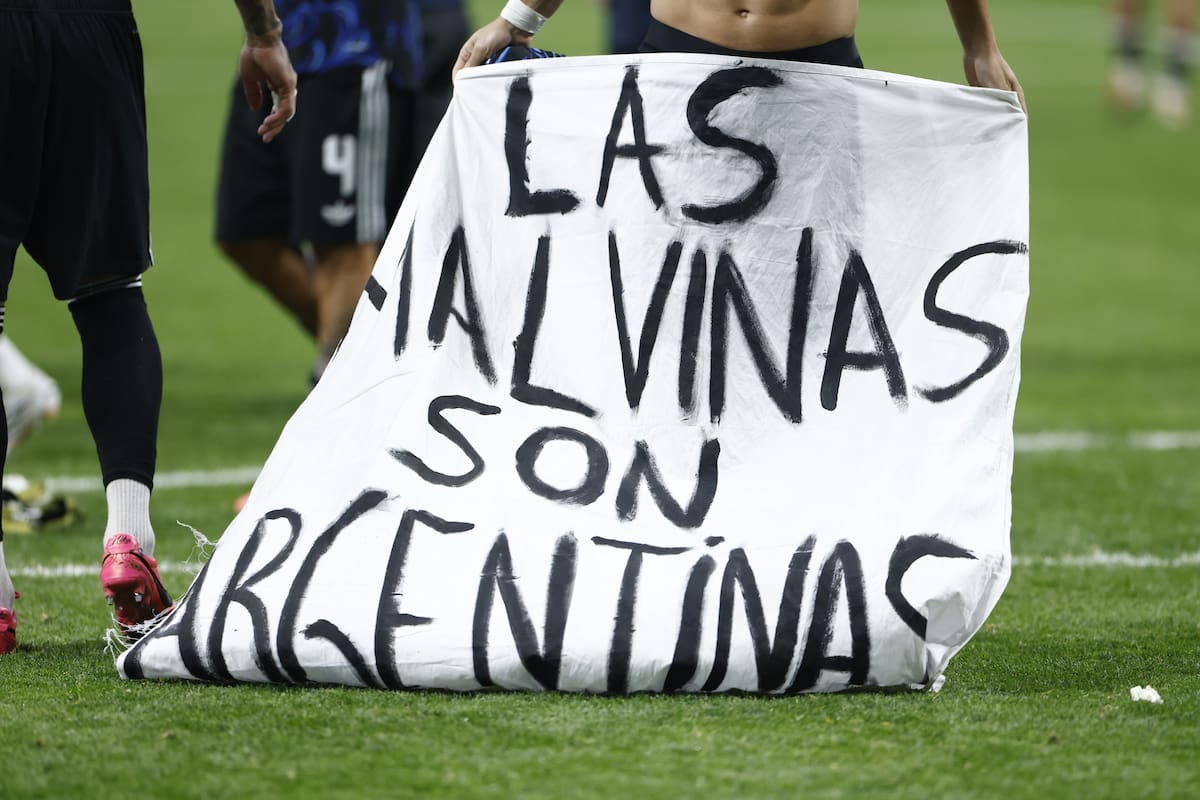 ATLANTA (United States), 15/07/2026.- Players of Argentina hold a banner reading 'The Falkland Islands are Argentine' as they celebrate their victory in the FIFA World Cup 2026 semifinals match England against Argentina, in Atlanta, USA, 15 July 2026. (Islas Malvinas) EFE/EPA/WILL OLIVER