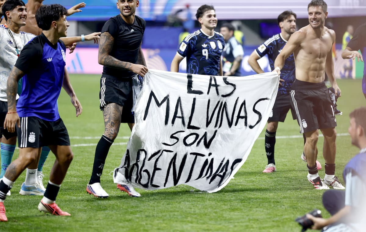 ATLANTA (United States), 16/07/2026.- Players of Argentina hold a banner reading 'The Falkland Islands are Argentine' as they celebrate their victory in the FIFA World Cup 2026 semifinals match England against Argentina, in Atlanta, USA, 15 July 2026. (Islas Malvinas) EFE/EPA/WILL OLIVER