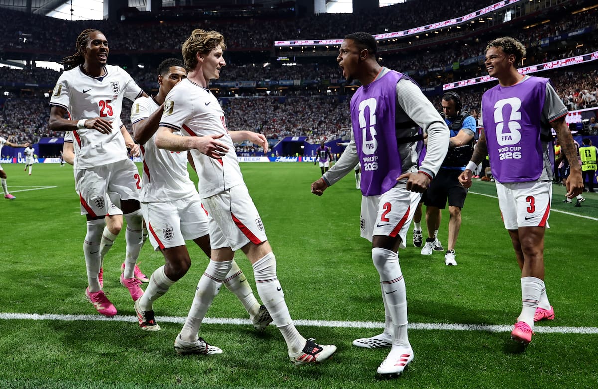 ATLANTA (United States), 15/07/2026.- Anthony Gordon of England (CL) celebrates scoring the 1-0 with teamates during the FIFA World Cup 2026 semifinals match England against Argentina, in Atlanta, USA, 15 July 2026. EFE/EPA/RONALD WITTEK