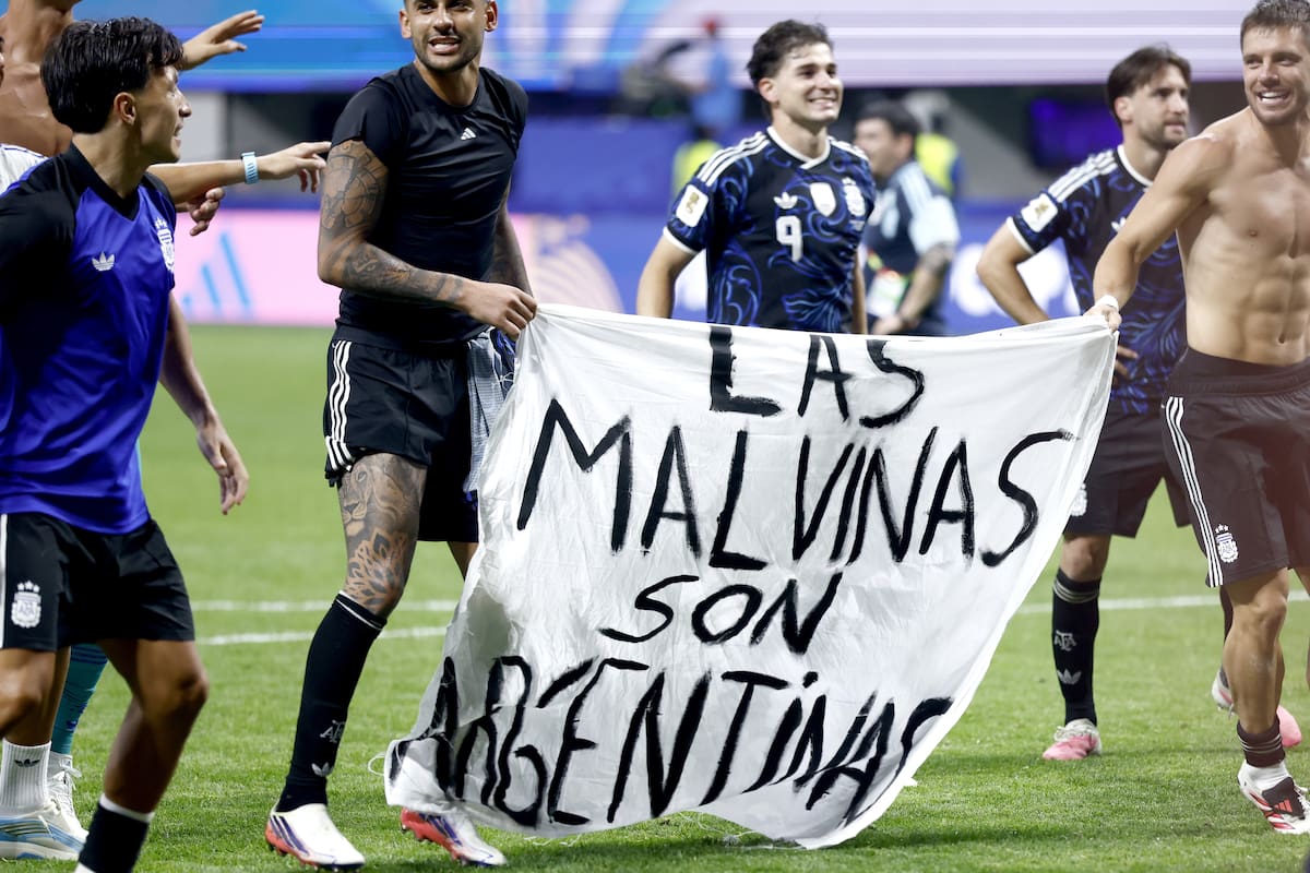 ATLANTA (United States), 16/07/2026.- Players of Argentina hold a banner reading 'The Falkland Islands are Argentine' as they celebrate their victory in the FIFA World Cup 2026 semifinals match England against Argentina, in Atlanta, USA, 15 July 2026. (Islas Malvinas) EFE/EPA/WILL OLIVER