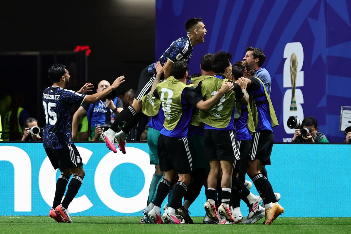ATLANTA (United States), 15/07/2026.- Argentina players celebrate after the 1-1 during the FIFA World Cup 2026 semifinals match England against Argentina, in Atlanta, USA, 15 July 2026. EFE/EPA/RONALD WITTEK