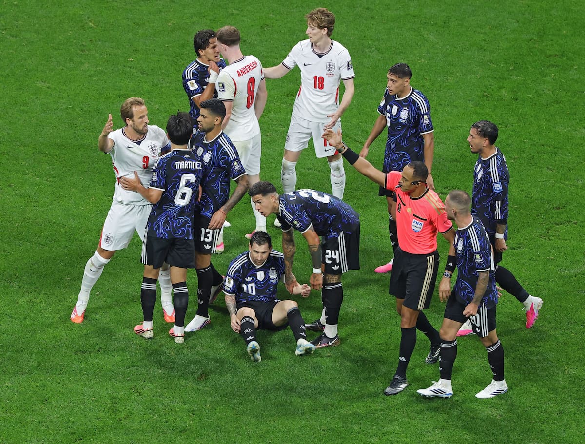 ATLANTA (United States), 15/07/2026.- Players of England (white) and Argentina (blue) exchange opinions and scuffle during the FIFA World Cup 2026 semifinals match England against Argentina, in Atlanta, USA, 15 July 2026. EFE/EPA/CRISTOBAL HERRERA-ULASHKEVICH