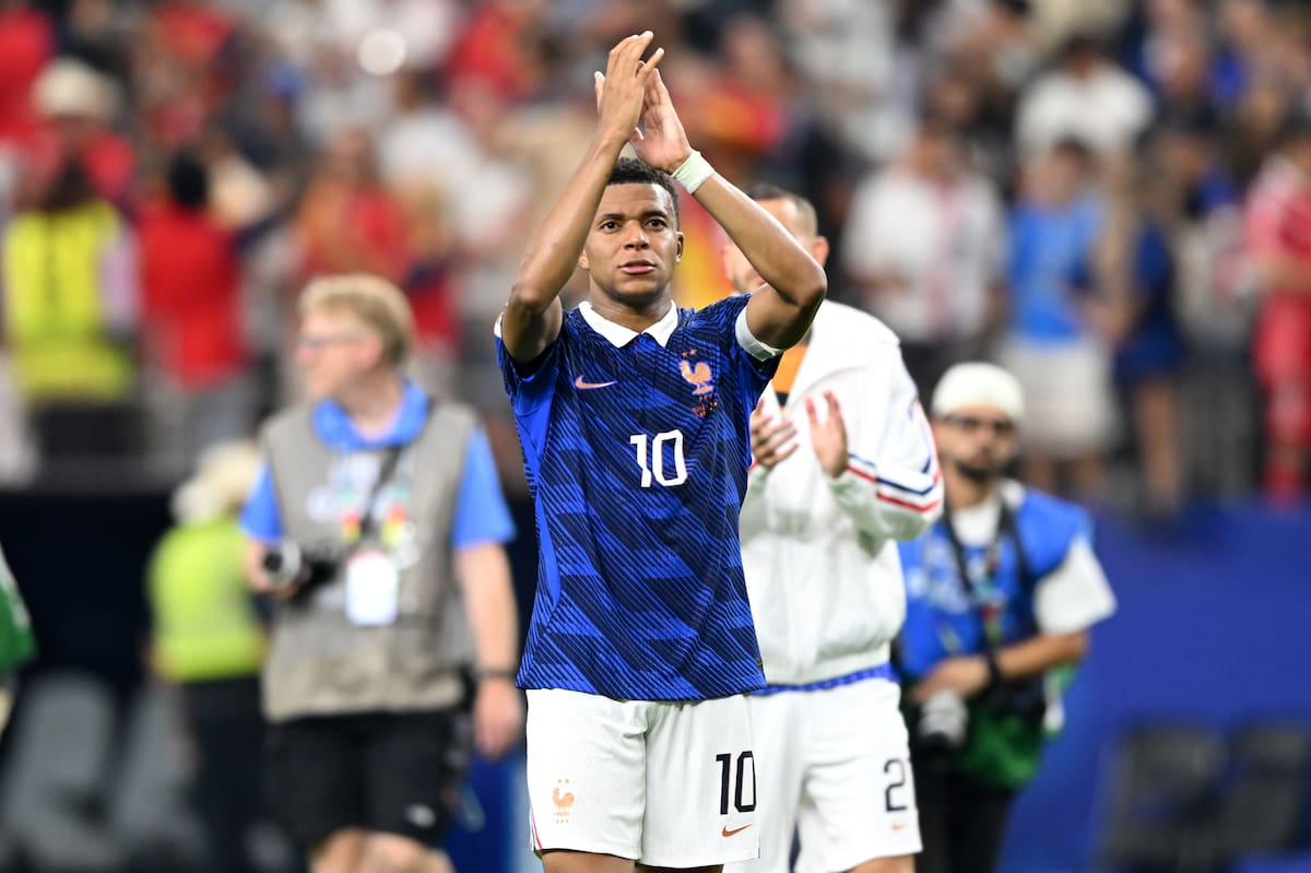 DALLAS (United States), 14/07/2026.- Kylian Mbappe of France greets supporters after losing the FIFA World Cup 2026 semifinals match France against Spain, in Dallas, Texas, USA, 14 July 2026. (Francia, España) EFE/EPA/ALBERT PENA