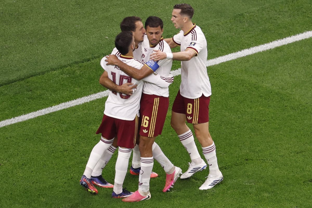 DALLAS (United States), 14/07/2026.- Mikel Oyarzabal (2-L) of Spain celebrates with teammates after scoring the 1-0 goal during the FIFA World Cup 2026 semifinals match France against Spain, in Dallas, USA, 14 July 2026. (Francia, España) EFE/EPA/SHAWN THEW