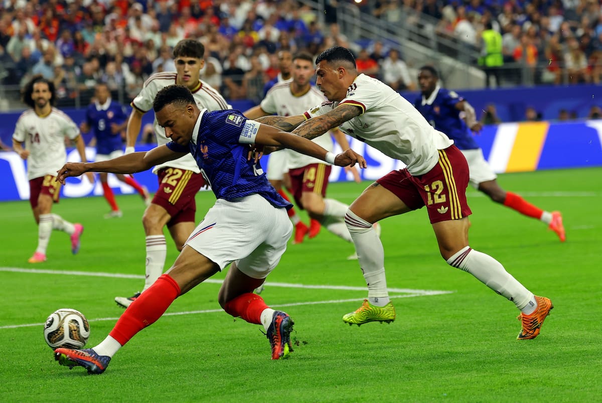 DALLAS (United States), 14/07/2026.- Kylian Mbappe of France (L) and Pedro Porro of Spain in action during the FIFA World Cup 2026 semifinals match France against Spain, in Dallas, USA, 14 July 2026. (Francia, España) EFE/EPA/CHRISTOPHER NEUNDORF