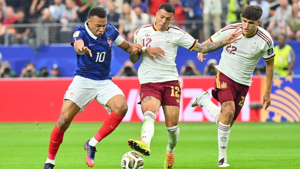 DALLAS (United States), 14/07/2026.- Kylian Mbappe of France (L) and Pedro Porro of Spain in action during the FIFA World Cup 2026 semifinals match France against Spain, in Dallas, USA, 14 July 2026. (Francia, España) EFE/EPA/SAM WASSON