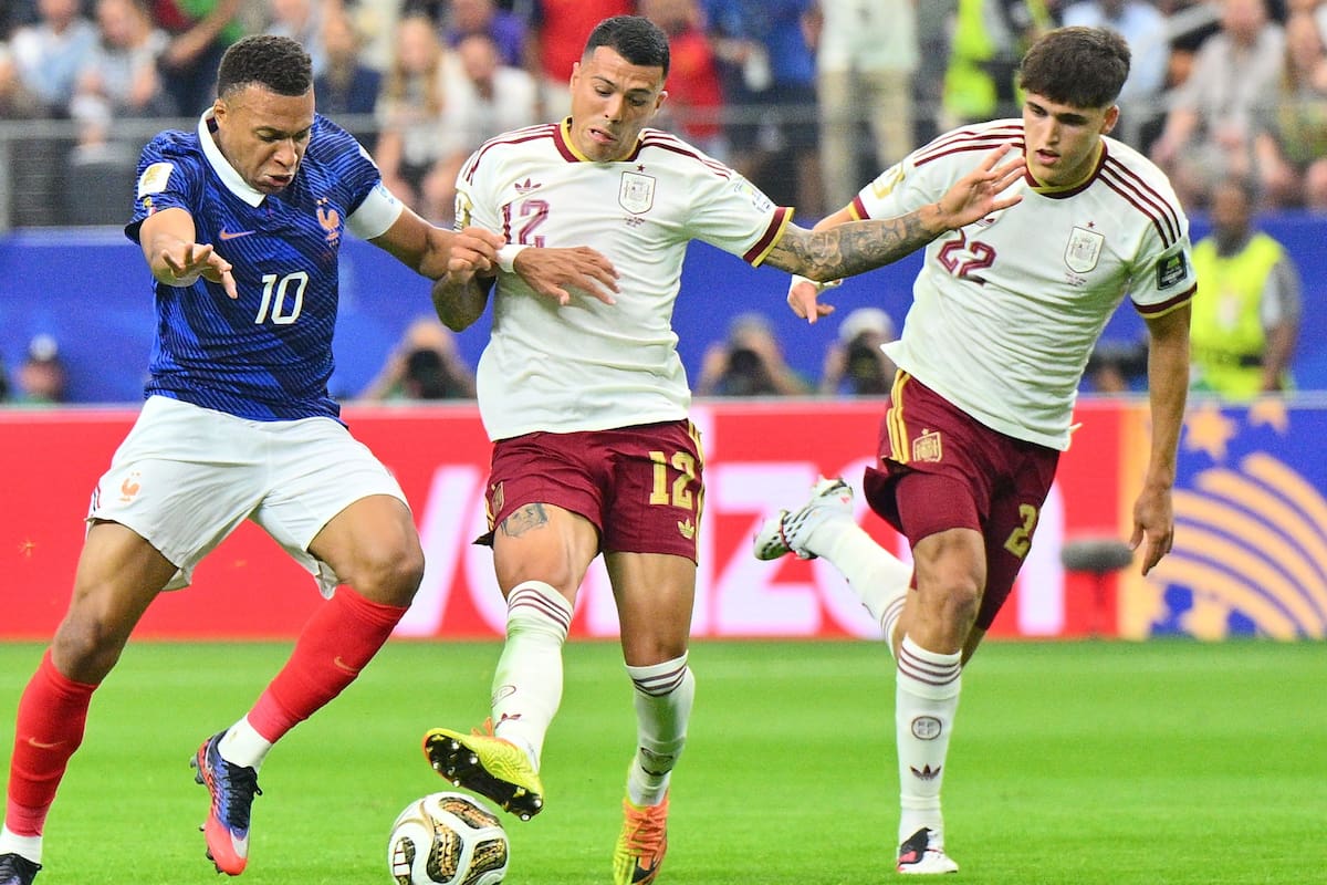 DALLAS (United States), 14/07/2026.- Kylian Mbappe of France (L) and Pedro Porro of Spain in action during the FIFA World Cup 2026 semifinals match France against Spain, in Dallas, USA, 14 July 2026. (Francia, España) EFE/EPA/SAM WASSON