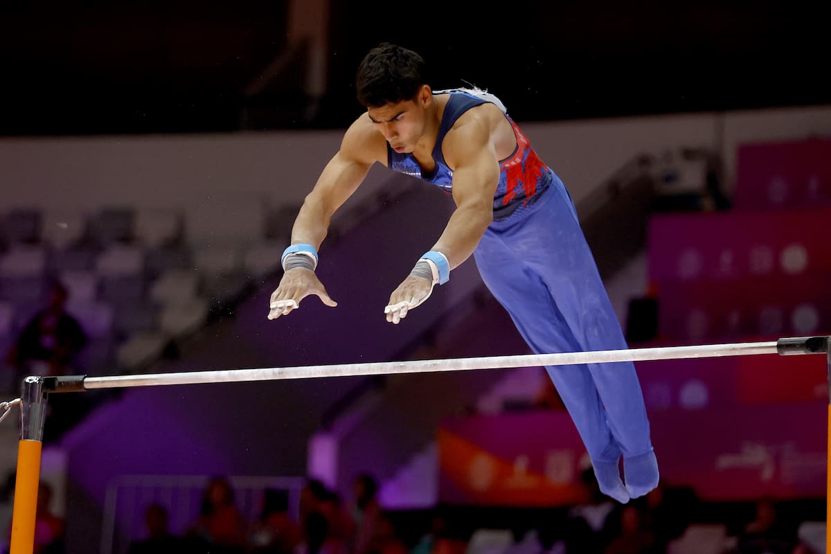 JAKARTA (Indonesia), 22/10/2025.- Angel Barajas of Colombia performs on the High Bar during the Men's Artistic Gymnastics All-Around Final at the FIG Artistic Gymnastics World Championships 2025 in Jakarta, Indonesia, 22 October 2025. EFE/EPA/MAST IRHAM