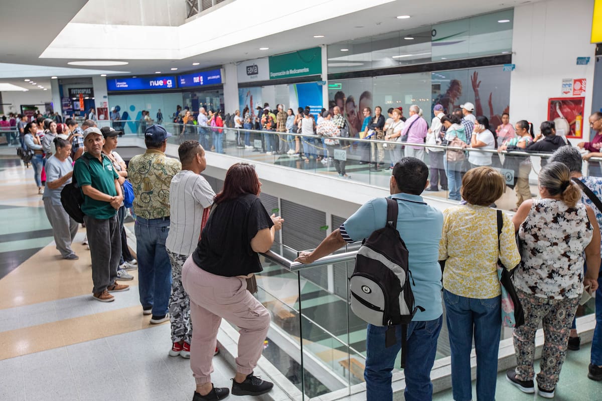 27 de marzo. Filas para la entrega de medicamentos en Savia Salud, Medellín. (El Colombiano).