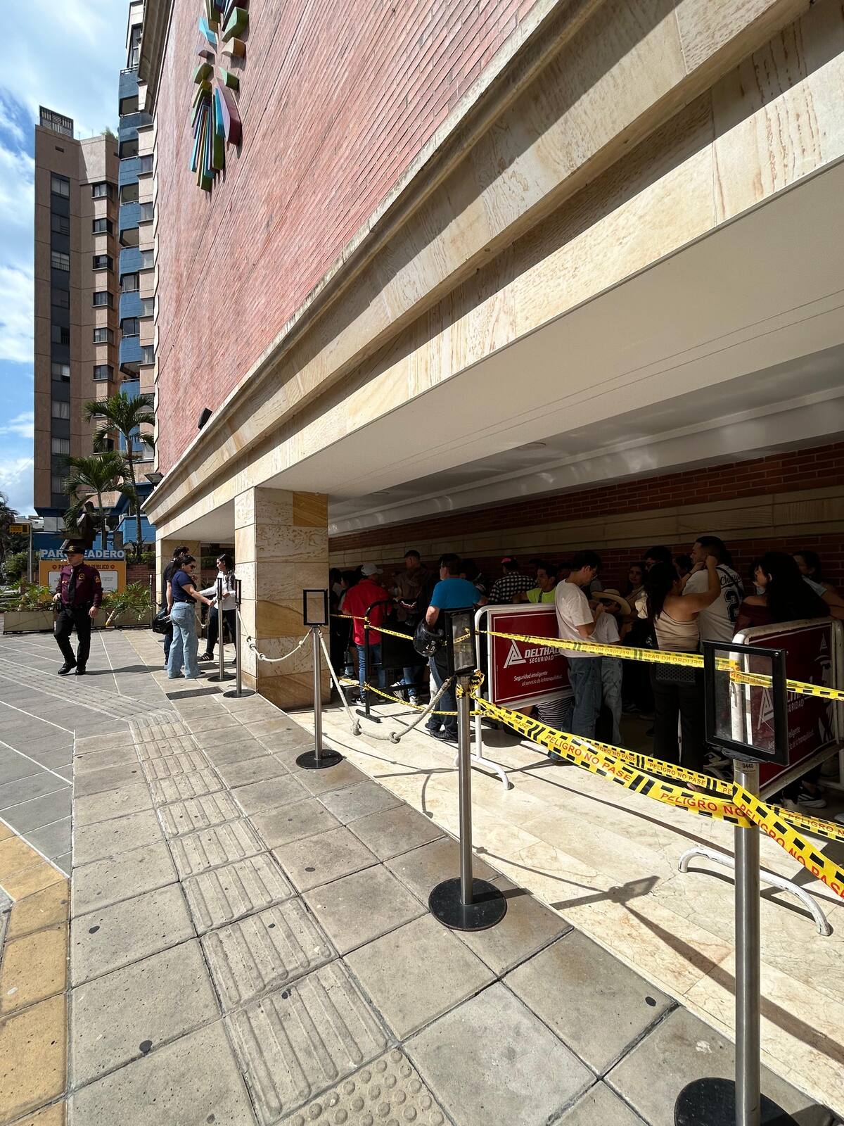 Los bumangueses ya hacen fila para reclamar sus boletas de los conciertos gratuitos de la Feria Bonita 2025. / Suministrada