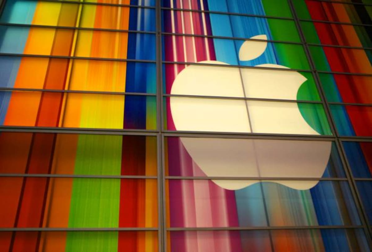 (FILES) The Apple logo is seen in this September 11, 2012 file photo at the Yerba Buena Center for Arts in San Francisco. Apple shares traded above $700 for the first time on Wall Street September 18, 2012, amid optimism on the tech giant as it launches its new iPhone 5. Apple rose as high as $701.44 in early trade, a day after the Silicon Valley firm said it received more than two million orders for its new iPhone 5 in just 24 hours. AFP PHOTO / Kimihiro HOSHINO / FILES