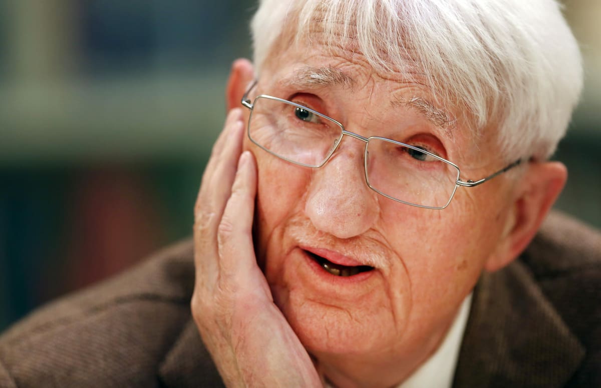 Fotografía de archivo fechada en 2012 del filósofo alemán Jürgen Habermas, quien falleció este sábado a los 96 años, según informaron medios germanos como la revista 'Der Spiegel', que citó como fuente a la editorial que publica los libros del célebre autor en Alemania, Suhrkamp. EFE/ Martin Gerten