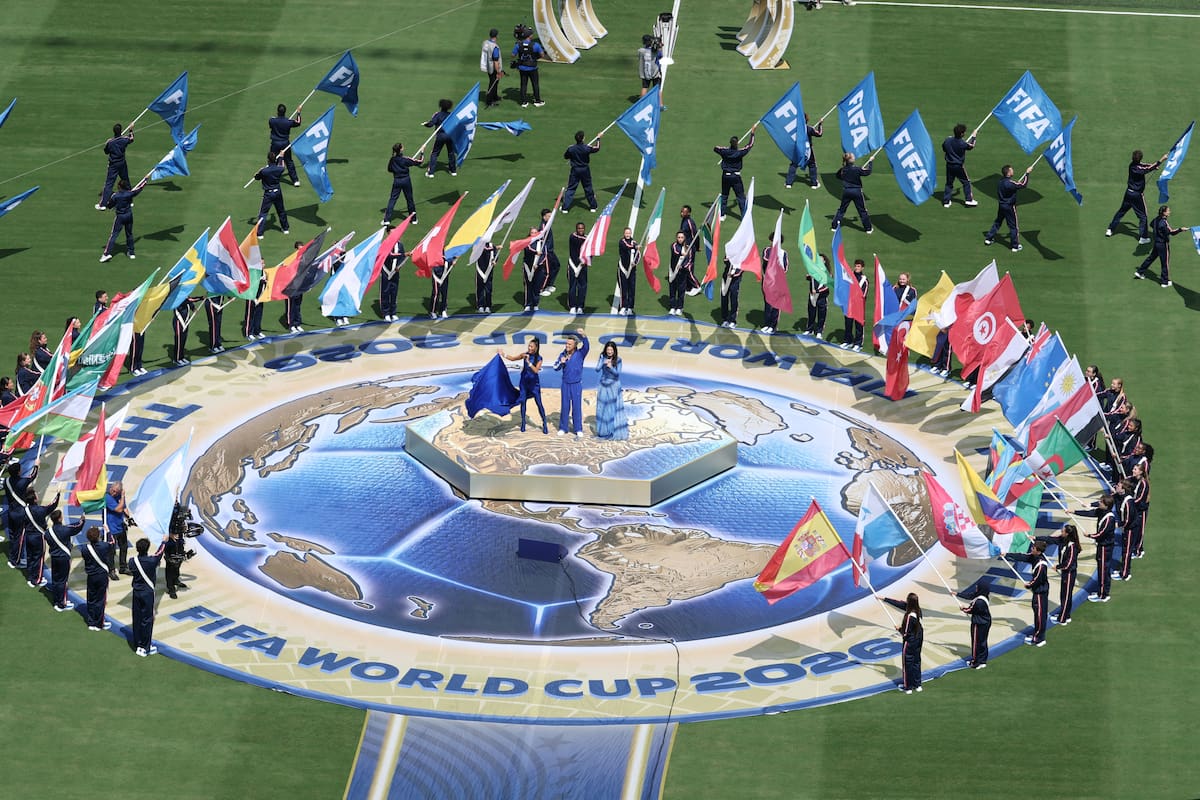 La cantante estadounidense Nicole Scherzinger, la estrella del pop británica Robbie Williams y la cantante italiana Laura Pausini interpretan el himno de la FIFA antes de la final de la Copa Mundial de la FIFA 2026 entre España y Argentina, en Nueva Jersey, EE. UU., el 19 de julio de 2026. (España) EFE/EPA/SARAH YENESEL