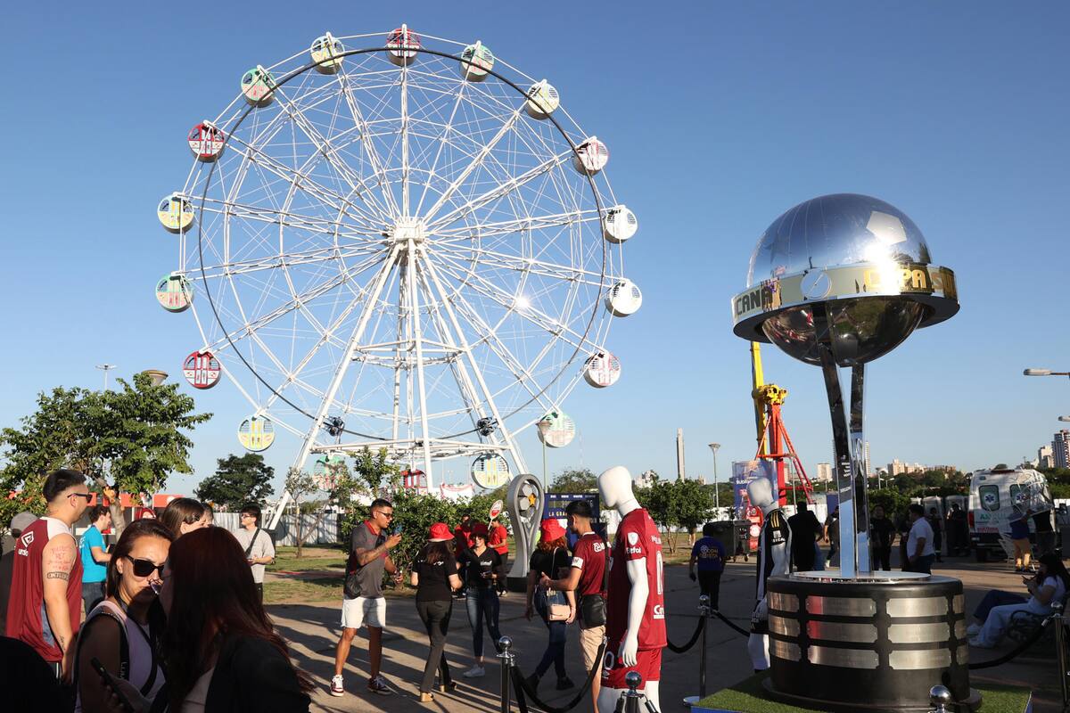 Aficionados de Lanús y Mineiro asisten a la Fan Zone de la final de la Copa Sudamericana este jueves, en Asunción (Paraguay). /FOTO: EFE