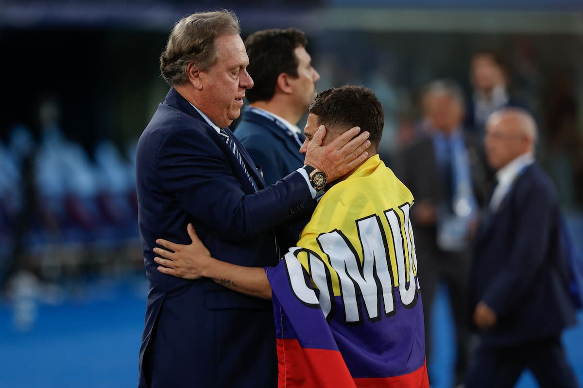 AME390. ASUNCIÓN (PARAGUAY), 23/11/2024.- El presidente de Federación Colombiana de Fútbol, Ramón Jesurún (i), felicita a Juan Fernando Quintero de Racing tras vencer Cruzeiro en la final de la Copa Sudamericana este sábado, en el estadio General Pablo Rojas en Asunción (Paraguay). EFE/ Juan Pablo Pino