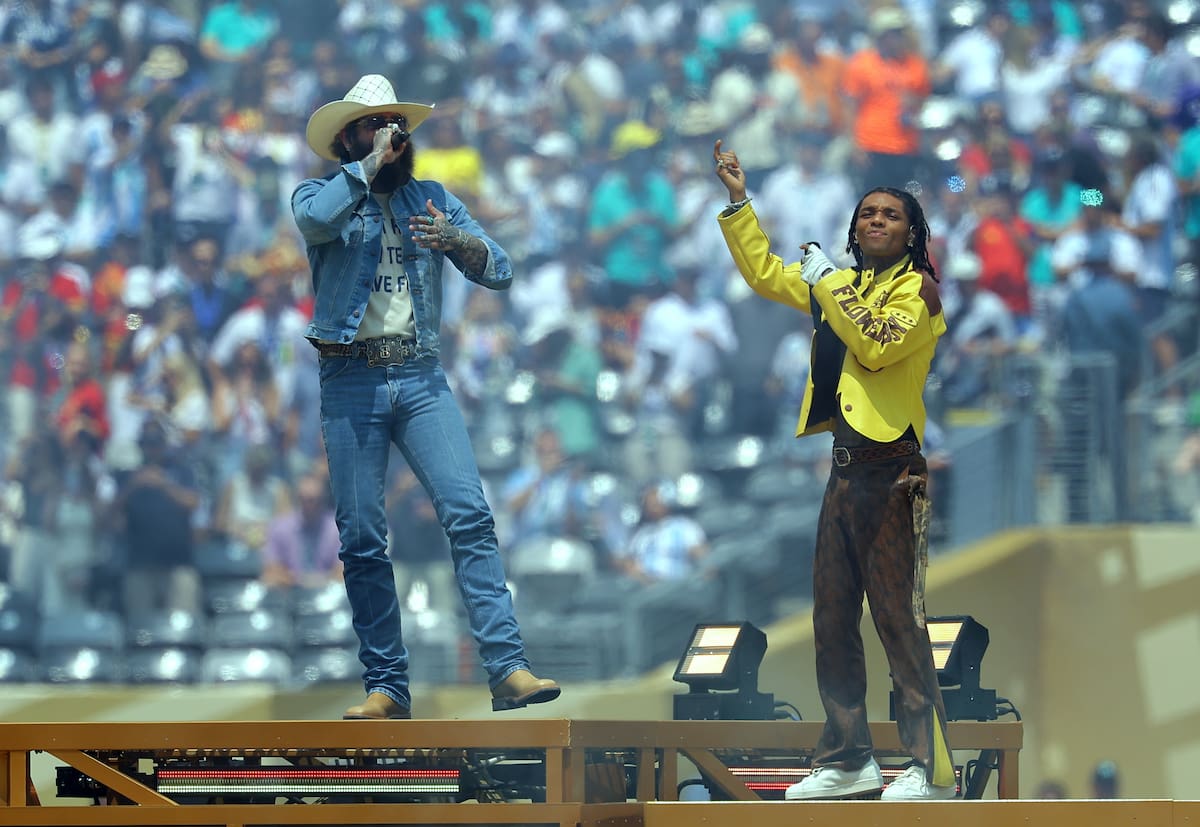 El cantante estadounidense Post Malone (izq.) y la cantante estadounidense Swea Lee actúan durante la ceremonia de clausura previa al partido de clausura de la final de la Copa Mundial de la FIFA 2026 entre España y Argentina, en Nueva Jersey, Estados Unidos, el 19 de julio de 2026. (España) EFE/EPA/CHRISTOPHER NEUNDORF