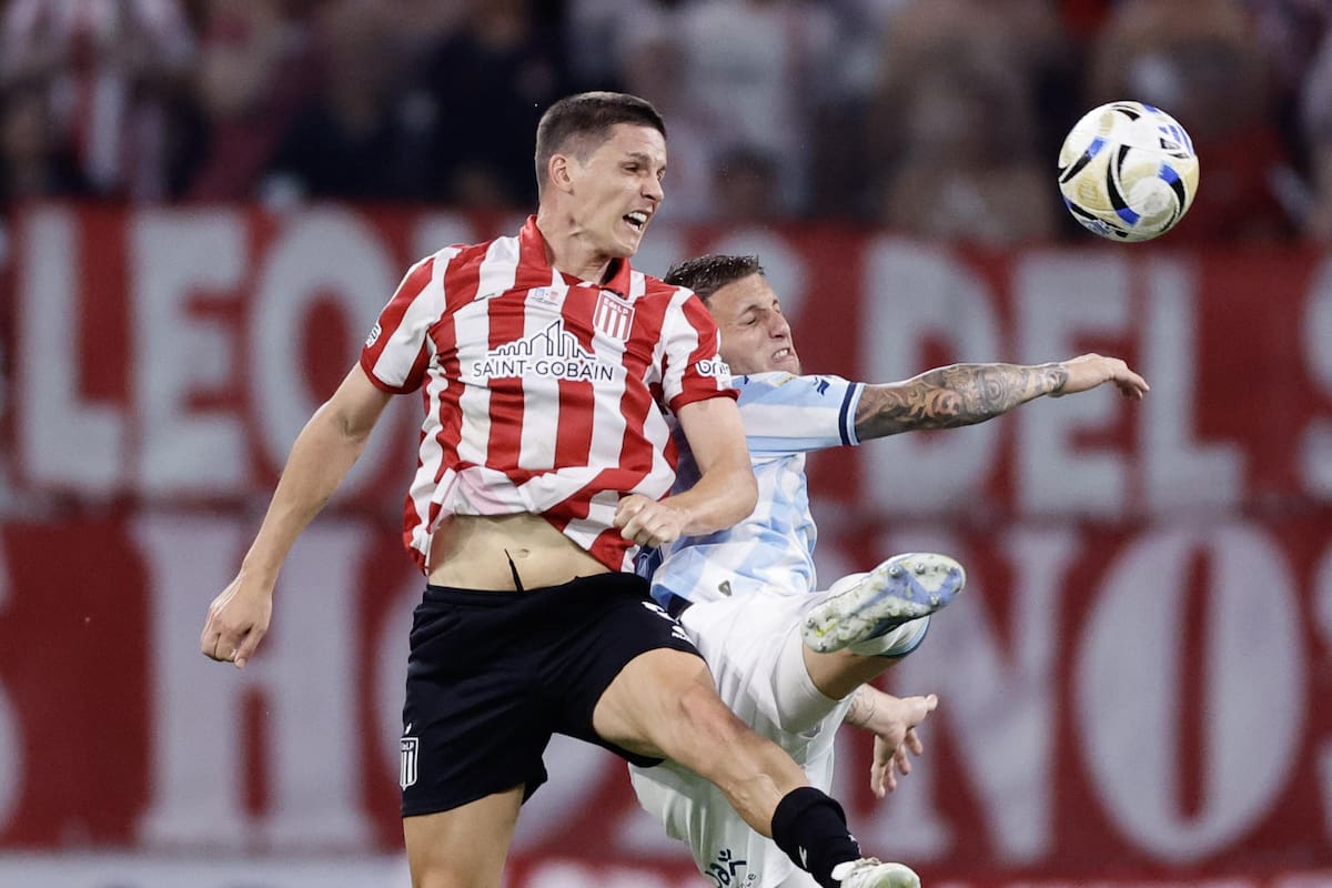 AME7900. SANTIAGO DEL ESTERO (ARGENTINA), 13/12/2025.- Franco Pardo (d) de Racing disputa el balón con Guido Carrillo de Estudiantes este sábado, en la final de la Primera División de Argentina entre Racing y Estudiantes, en el estadio Único Madre de Ciudades, en Santiago del Estero (Argentina). EFE/ Juan Ignacio Roncoroni