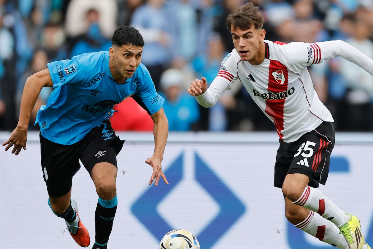 AME4819. CÓRDOBA (ARGENTINA), 24/05/2026.- Joaquín Freitas (d) de River disputa el balón con Alexis Maldonado de Belgrano este domingo, durante un partido por la final de la Liga Argentina entre River Plate y Belgrano en el estadio Mario Alberto Kempes en Córdoba (Argentina). EFE/ Juan Ignacio Roncoroni