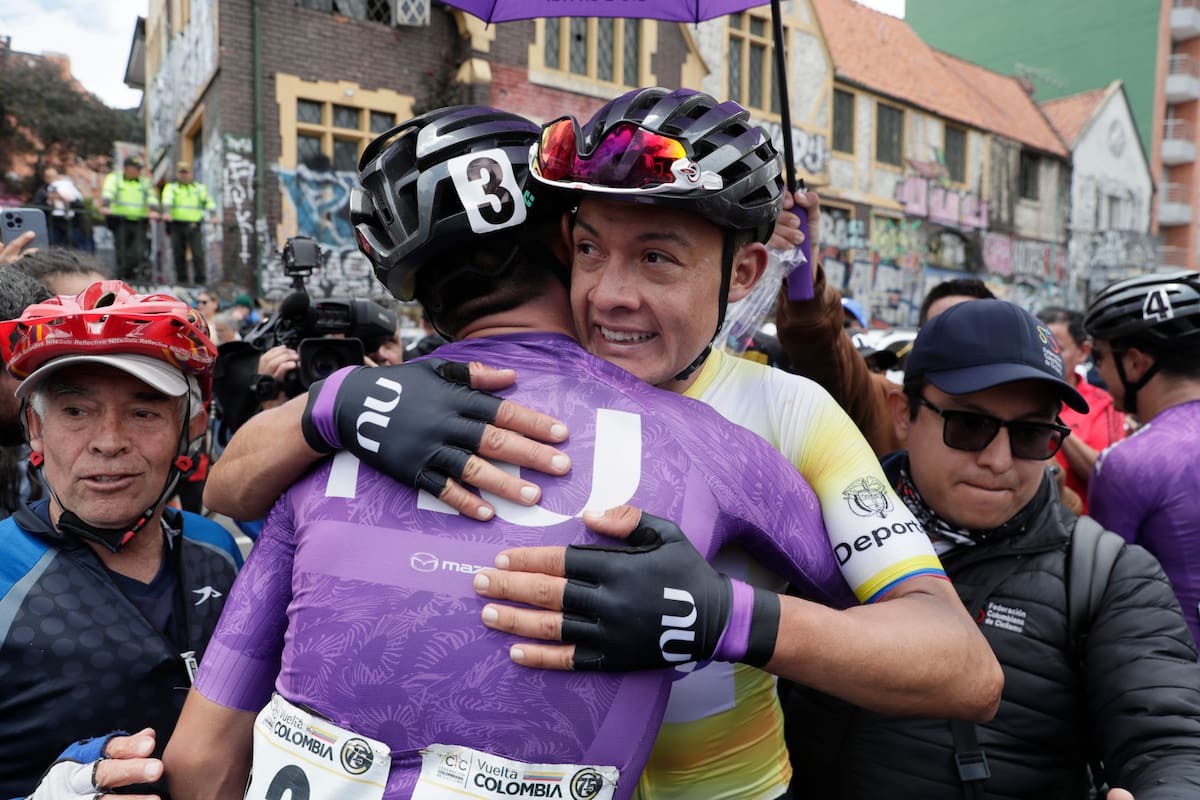 AME8957. BOGOTÁ (COLOMBIA), 10/08/2025.- El corredor Rodrigo Contreras (d) del equipo NU Colombia celebra este domingo al ganar la carrera ciclística Vuelta a Colombia 2025 en Bogotá (Colombia). EFE/ Carlos Ortega